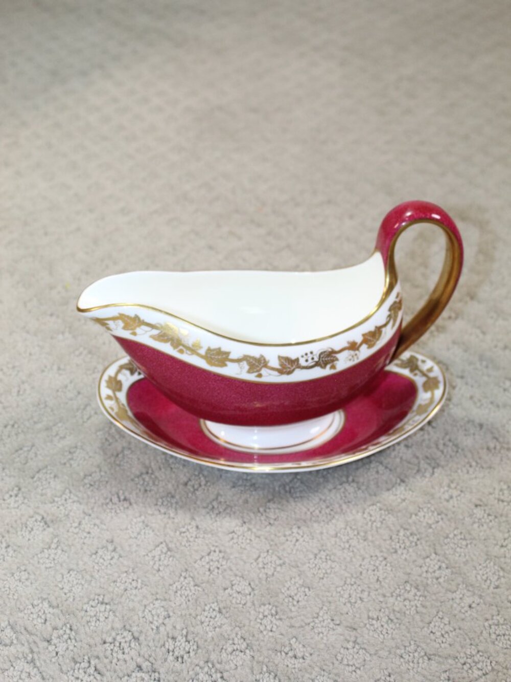 Wedgwood Whitehall W3994 Bone China Powder Ruby Gravy Boat & Underplate/Saucer